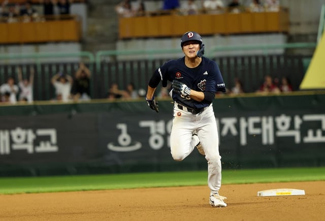 Kim Da-han running the bases during Park Jun-soon's double in the top of the eighth inning against SSG on the 30th. /Photo=Doosan Bears