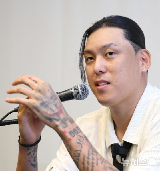 Choi Jun-yong speaks at a microphone during a press conference held on the 29th at 11 a.m. in Studio 4 of Conrad Seoul Hotel, Yeouido, Seoul. /Photo=NEWSIS