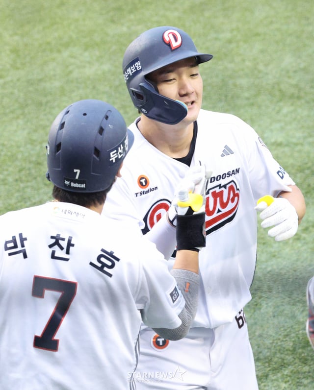 2026 신한 SOL KBO리그 두산 베어스 대 SSG 랜더스 경기가 9일 서울 잠실야구장에서 열렸다. 두산 안재석이 2회말 무사 1루에서 선제 우중월 2점 홈런을 날리고 홈인한 후 박찬호의 환영을 받고 있다. /사진=김진경 kim.jinkyung@