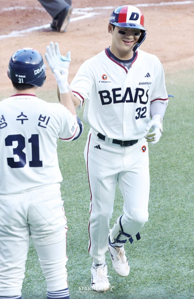 2026 신한 SOL KBO리그 두산 베어스 대 LG 트윈스 경기가 31일 서울 잠실야구장에서 열렸다. 두산 김대한이 2회말 2사에서 LG 선발 송승기를 상대로 동정 1점 홈런을 날리고 홈인하고 있다. /사진=김진경 kim.jinkyung@