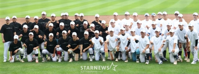 지난 10일 2026 KBO 퓨처스리그 올스타전이 열린 서울 잠실야구장에서 넥스트레벨 매치를 마친 넥스트팀과 레벨팀 선수들이 기념촬영을 하고 있다. /사진=스타뉴스