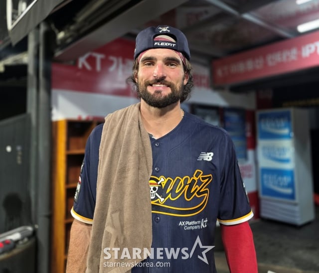 KT's Sam Heileryard posed for a photo with StarNews after winning against Hanwha on the 1st. /Photo=Reporter Kim Dong-yun