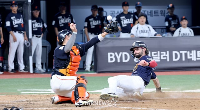 KT's Heileryard is shown sprinting from third base to home plate during a bases-loaded, one-out situation in the bottom of the fourth inning of the 2026 KBO League game between Hanwha Eagles and KT Wiz at Suwon KT Wiz Park on the 31st, when Oh Yun-seok hit a fly ball to center field. He was safe. 2026.07.31. /Photo=Senior reporter Kang Young-jo