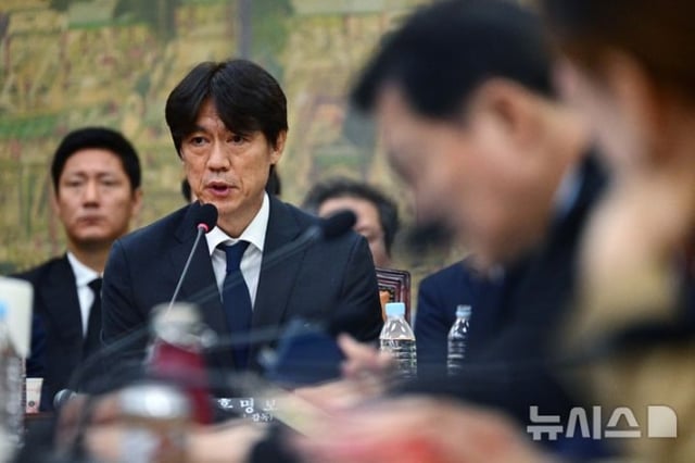 홍명보 전 축구대표팀 감독이 30일 서울 여의도 국회 문화체육관광위원회에서 열린 대한축구협회 현안 관련 청문회에 증인으로 출석해 의원들의 질의에 답하고 있다. /사진=뉴시스