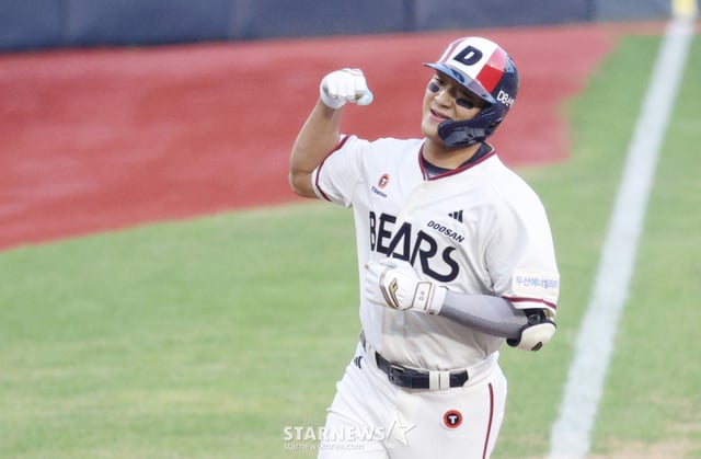 El partido de la Liga KBO 2026 Shinhan SOL entre Doosan Bears y LG Twins se disputó el día 31 en el estadio de béisbol Jamsil de Seúl. Kim Daehyun de Doosan conecta un jonrón de 1 carrera impulsada con bases llenas contra el lanzador abridor de LG, Song Seung-gi, en la parte baja del segundo inning con dos outs y se dirige a home. /foto=Kim Jin-kyung kim.jinkyung@
