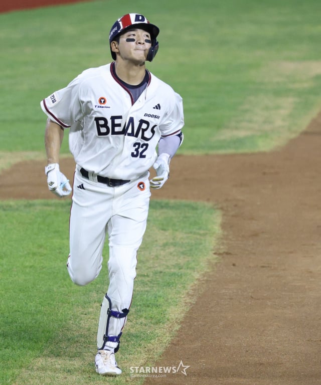 El partido de la Liga KBO 2026 Shinhan SOL entre Doosan Bears y LG Twins se disputó el día 31 en el estadio de béisbol Jamsil de Seúl. Kim Daehyun de Doosan conecta un jonrón de 1 carrera impulsada desde el lado izquierdo con bases vacías en la parte baja del séptimo inning y se dirige a home. /Foto=Kim Jin-kyung kim.jinkyung@