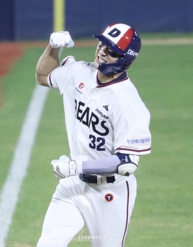 El partido de la Liga KBO 2026 Shinhan SOL entre Doosan Bears y LG Twins se disputó el día 31 en el estadio de béisbol Jamsil de Seúl. Kim Daehyun de Doosan conecta un jonrón de 1 carrera impulsada desde el lado izquierdo con bases vacías en la parte baja del séptimo inning y se dirige a home. /Foto=Kim Jin-kyung kim.jinkyung@