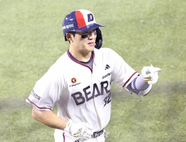 El partido de la Liga KBO 2026 Shinhan SOL entre Doosan Bears y LG Twins se disputó el día 31 en el estadio de béisbol Jamsil de Seúl. Kim Daehyun de Doosan conecta un jonrón de 1 carrera impulsada desde el lado izquierdo con bases vacías en la parte baja del séptimo inning y se dirige a home. /Foto=Kim Jin-kyung kim.jinkyung@