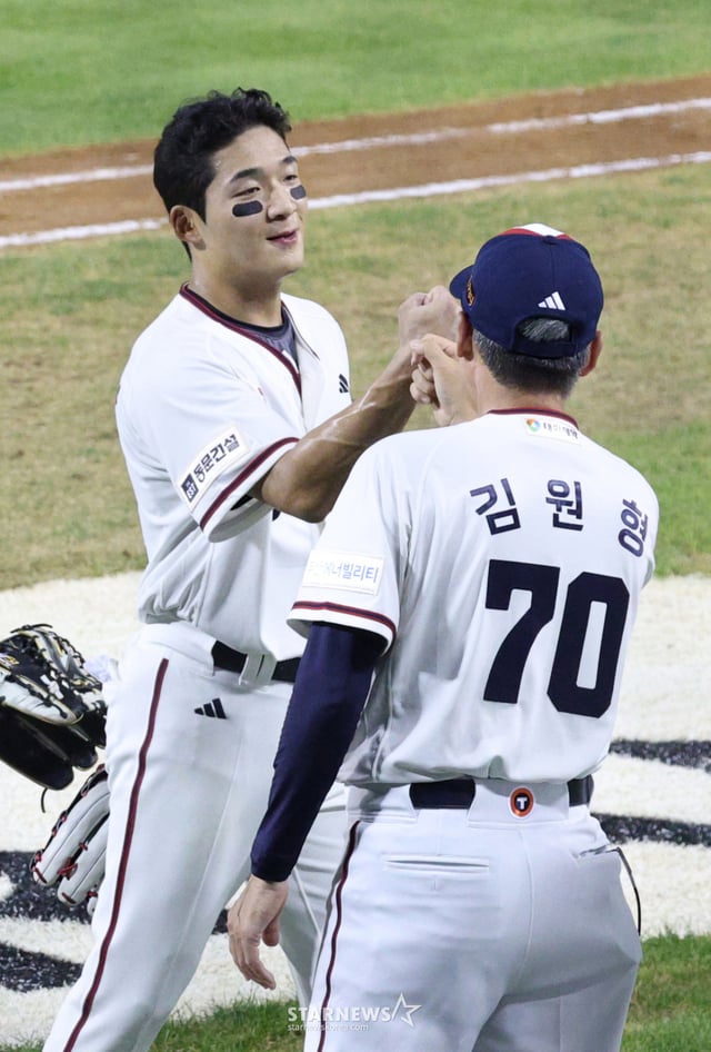 El partido de la Liga KBO 2026 Shinhan SOL entre Doosan Bears y LG Twins se disputó el día 31 en el estadio de béisbol Jamsil de Seúl. Kim Daehyun y otros jugadores de Doosan celebran con el entrenador Haif (Haifa) después de vencer a LG por 4-2. /Foto=Kim Jin-kyung kim.jinkyung@