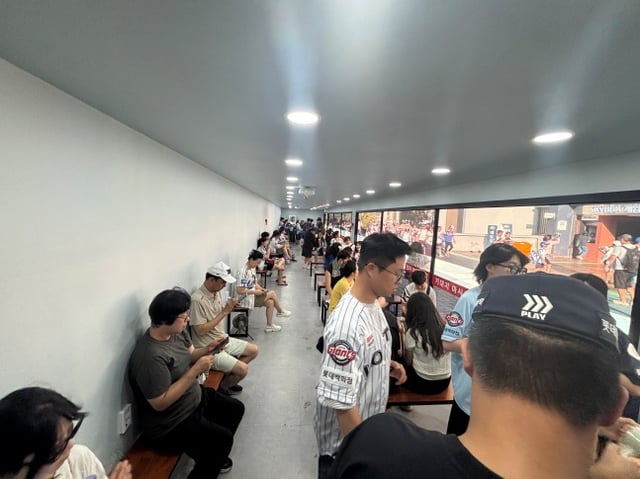 Baseball fans rest at the heat shelter provided by Lotte on the 1st. /Photo=Lotte Giants