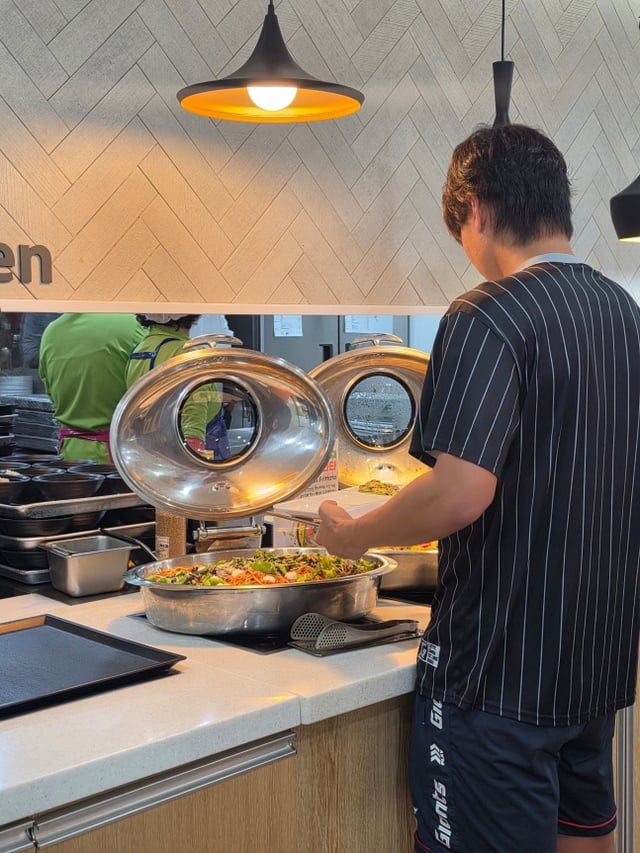 The Lotte organization provided special meals to help the player team endure the intense heat.