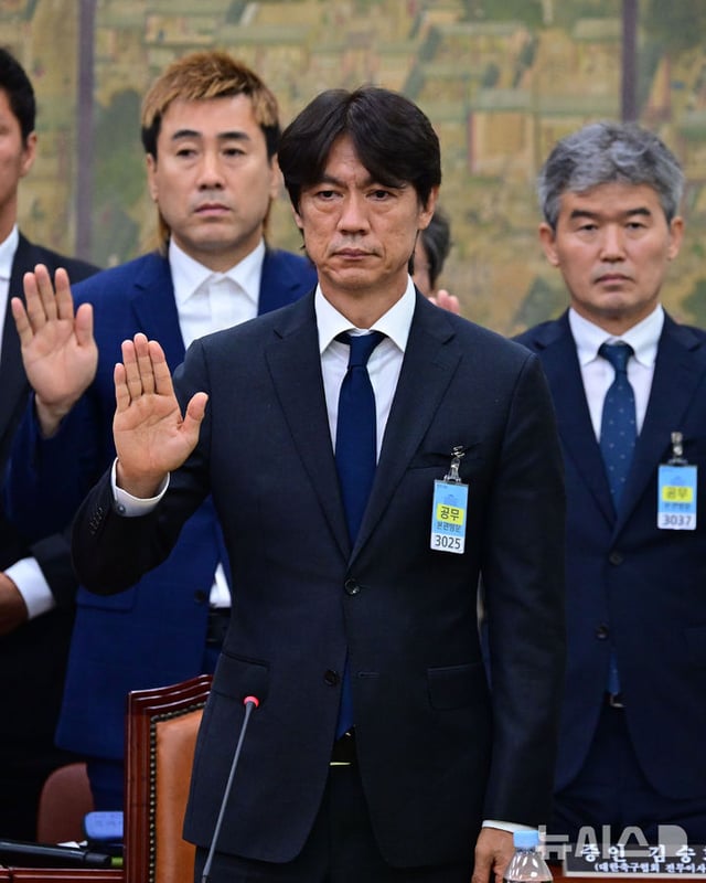 Hong Myung-bo, exentrenador del equipo nacional de fútbol de Corea, prestó juramento como testigo al comparecer en la audiencia sobre asuntos pendientes de la Asociación Coreana de Fútbol celebrada el día 30 en la Comisión de Cultura, Deportes y Turismo de la Asamblea Nacional en Yeouido, Seúl. /Foto=NEWSIS