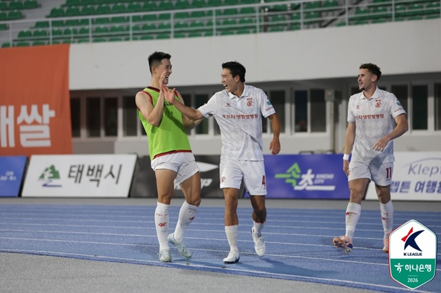Sung Ye-geon (center) scores his professional debut goal. /Photo=Korea Professional Football League