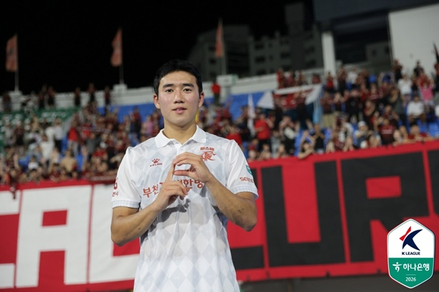 강원FC전 승리 이후 부천FC 팬들과 기념샷을 찍은 성예건. /사진=한국프로축구연맹 제공