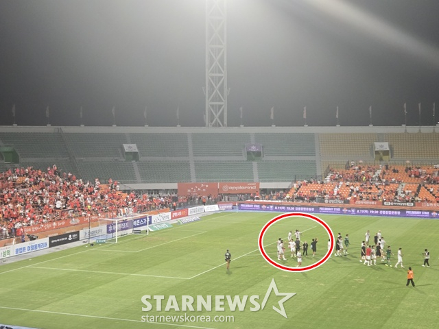 Нападающие ПучхонFC Галего и Габриэль поздравили болельщиков КванвонFC после окончания матча. /фотография=журналист Ли Вонхи.