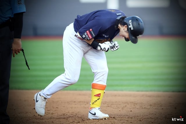 KT 오윤석이 1일 수원KT위즈파크에서 열린 2026 신한 SOL KBO 리그 정규시즌 한화 이글스와 홈 경기 3회말 2사 만루에서 싹쓸이 3타점 적시 2루타를 치고 포효하고 있다. /사진=KT 위즈 제공