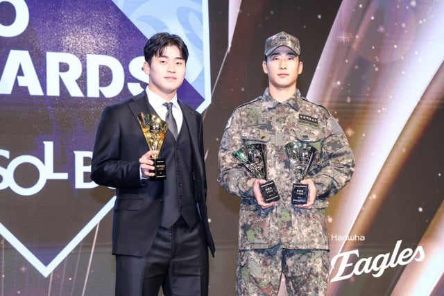 En la ceremonia de premiación de la KBO 2024, Park Young-hyun de KT (izquierda) y Park Jung-hyun de Hanwha (en ese momento perteneciente a la unidad militar) recibieron sus premios. /Foto=Hanwha Eagles