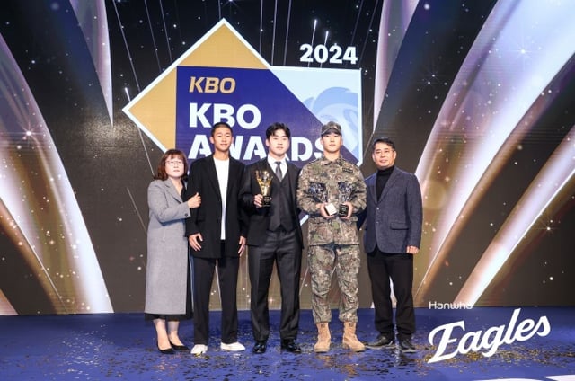 En la ceremonia de premiación de la KBO 2024, Park Young-hyun de KT (centro) y Park Jung-hyun de Hanwha (segundo desde la derecha) tomaron una foto con sus familias. /Foto=Hanwha Eagles