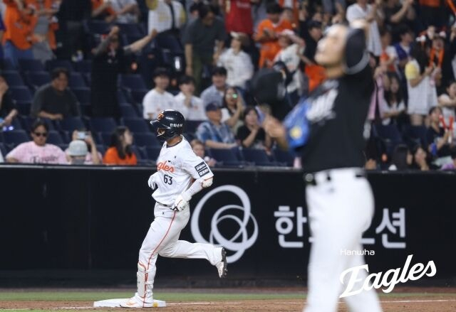 Park Jung-hyun de Hanwha (izquierda) golpea un jonrón contra su hermano menor Park Young-hyun en el partido contra Daejeon KT el 1 y regresa al home. /Foto=Hanwha Eagles