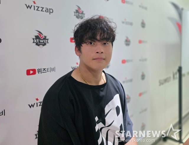 Park Young-hyun de KT, tras liderar a su equipo a la victoria contra Hanwha el 31 en Suwon, accedió a una entrevista con los medios. /Foto=reportero Kim Dong-yoon