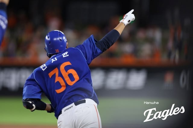한화 한지윤이 지난달 26일 대전 LG전 8회말 1사 1, 3루에 대타로 나와 손주영에게 스리런을 때렸다.  /사진=한화 이글스 제공