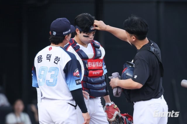Lotte's Son Seong-bin (center) complained of dizziness during the July 31 Busan Samsung game. /Photo=Provided by Lotte Giants