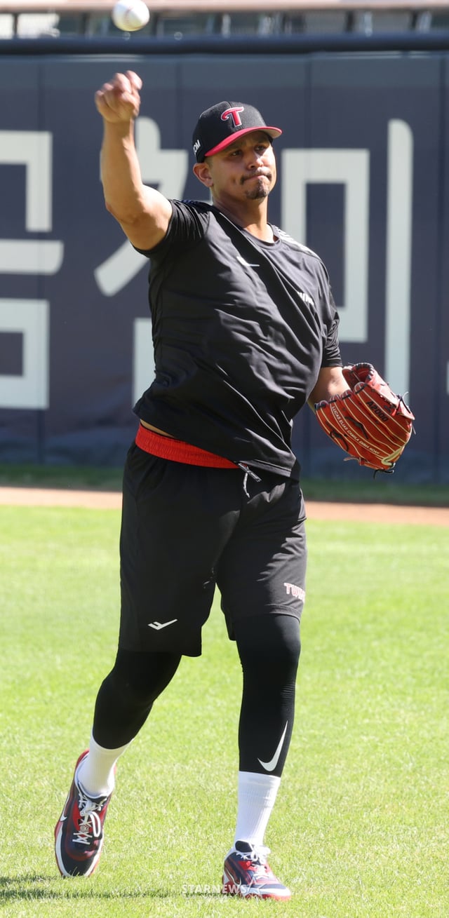 The 2026 Shinhan SOL KBO League match between LG Twins and Kiwoom Heroes was held on the 29th at Seoul Jamsil Baseball Stadium. LG's new foreign player, Carlos Carasco, is seen practicing pitching in the outfield. /Photo=Senior reporter Kim Jin-kyung kim.jinkyung@