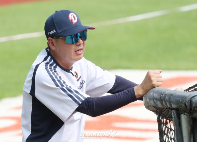 The 2026 Shinhan SOL KBO League game between Doosan Bears and LG Twins was held on the 31st at Seoul Jamsil Baseball Stadium. Doosan manager Kim Won-hyung is seen observing players' batting practice. /Photo=Senior reporter Kim Jin-kyung kim.jinkyung@