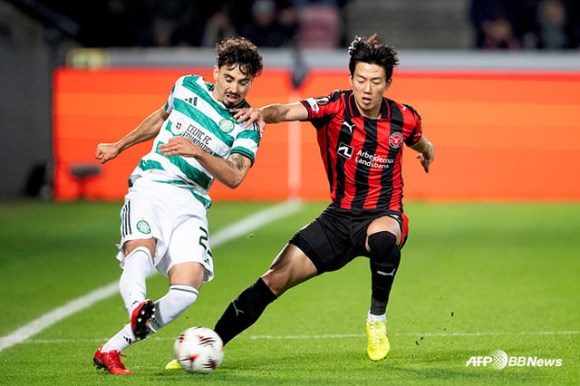 Lee Han-beom (derecha) concentrado en el partido. /Foto=AFPBBNews=NEWS1