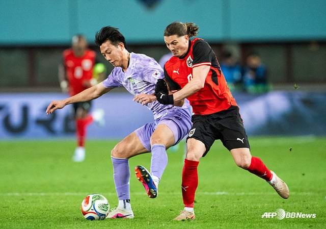 Lee Han-beom concentrado en el partido (izquierda). /Foto=AFPBBNews=NEWS1