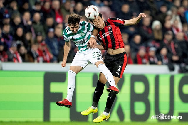 Lee Han-beom (derecha) compite por un balón aéreo. /Foto=AFPBBNews=NEWS1