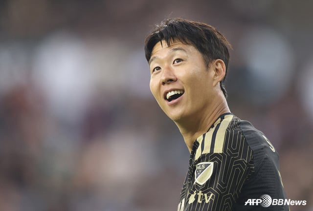 경기 전 몸을 푸는 손흥민. /AFPBBNews=뉴스1