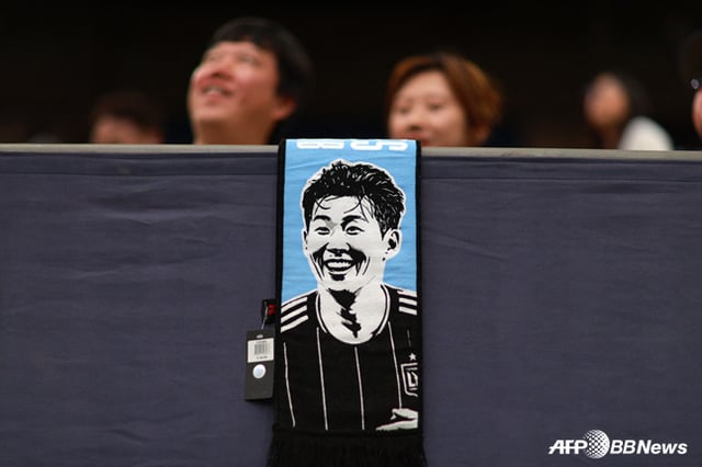 손흥민을 응원하는 LAFC 팬들. /AFPBBNews=뉴스1