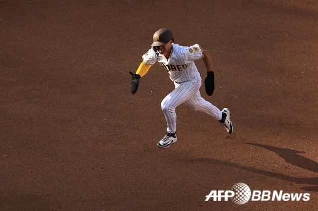 San Diego's Song Sung-moon attempts a stolen base at second base. /AFPBBNews=NEWS1