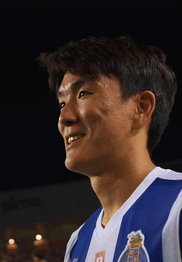 Hwang In-beom celebrates FC Porto's victory. /Photo=FC Porto SNS