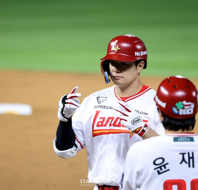 Landers fourth hitter Kim Jae-hwan is on base with a single RBI in the bottom of the 5th inning, two outs, runners on first and third, at the 2026 KBO League SSG Landers vs. KT Wiz game held on the 5th at Incheon SSG Landers Field. 2026.06.05. /Photo=Senior reporter Kang Young-jo