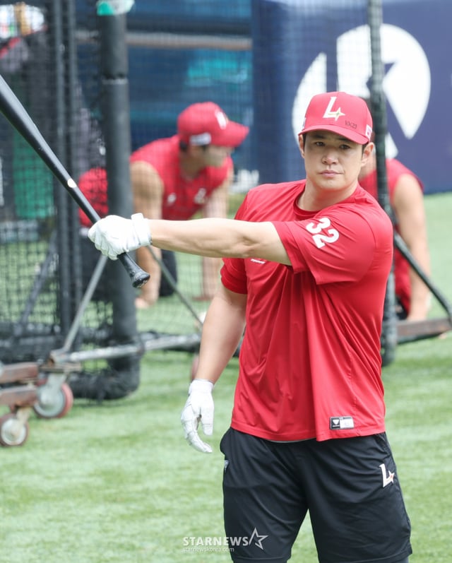 The 2026 Shinhan SOL KBO League Doosan Bears vs. SSG Landers game was held on the 8th at Seoul Jamsil Baseball Stadium. Kim Jae-hwan of SSG is seen practicing batting. /Photo=Chief correspondent Kim Jin-kyung