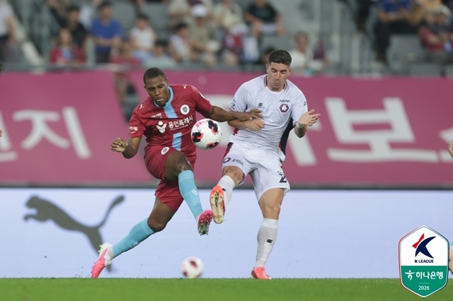 Vandeira (right) focusing on the match. /Photo=Korea Professional Football League