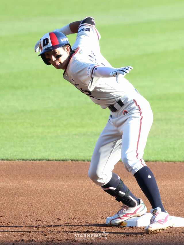 The 2026 Shinhan SOL KBO League match between Doosan Bears and LG Twins was held on the 2nd at Seoul Jamsil Baseball Stadium. Doosan's Kim Min-seok hit a go-ahead, RBI double with two outs in the bottom of the first inning while runners were on first and third, then performed a celebration. /Photo=Senior reporter Kim Jin-kyung kim.jinkyung@
