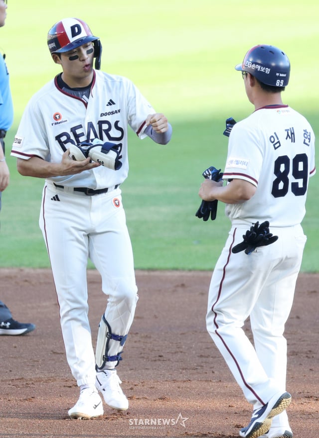 The 2026 Shinhan SOL KBO League match between Doosan Bears and LG Twins was held on the 2nd at Seoul Jamsil Baseball Stadium. Doosan's Kim Daehun hit an RBI single with two outs in the bottom of the second inning while a runner was on second base, then advanced to second base and received a warm welcome from coach Im Jae-hyun. /Photo=Senior reporter Kim Jin-kyung kim.jinkyung@