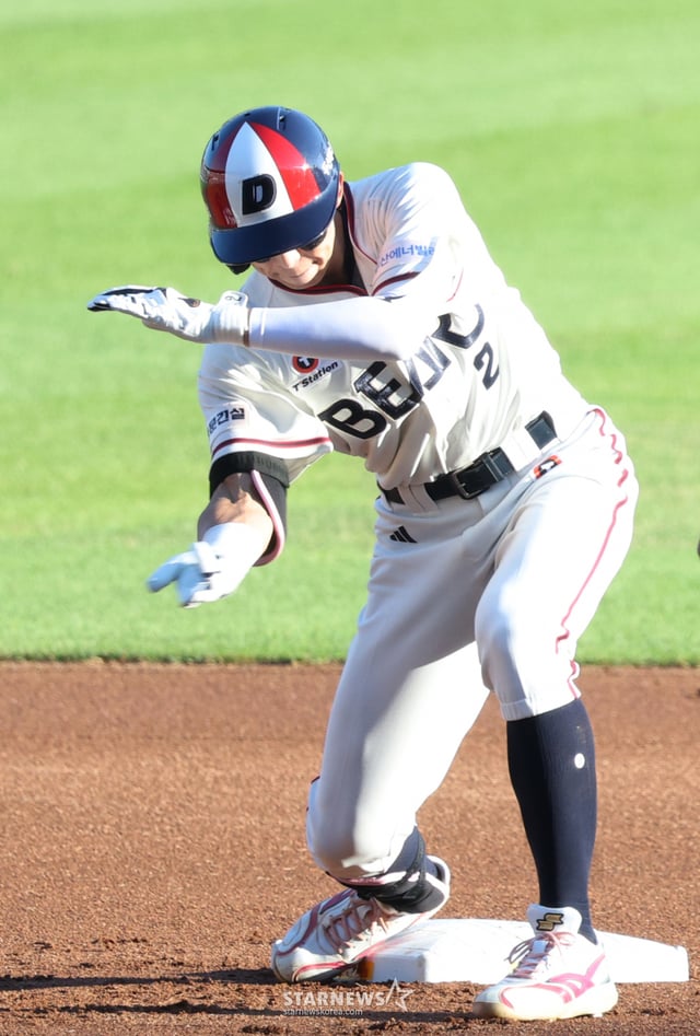 The 2026 Shinhan SOL KBO League match between Doosan Bears and LG Twins was held on the 2nd at Seoul Jamsil Baseball Stadium. Doosan's Kim Min-seok hit a go-ahead, RBI double with two outs in the bottom of the first inning while runners were on first and third, then performed a celebration. /Photo=Senior reporter Kim Jin-kyung kim.jinkyung@