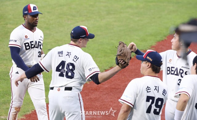 The 2026 Shinhan SOL KBO League match between Doosan Bears and LG Twins was held on the 2nd at Seoul Jamsil Baseball Stadium. Doosan's starter Benjamin celebrated with teammates after completing his six-inning outing. /Photo=Senior reporter Kim Jin-kyung kim.jinkyung@
