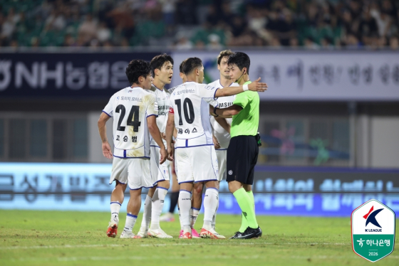 수원 삼성 선수들이 경기 종료 후 주심에게 항의하고 있다. /사진=한국프로축구연맹 제공