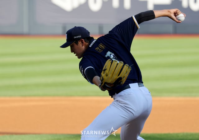 KT's sidearm pitcher Go Young-pyo started for KT Wiz in the match against Hanwha Eagles at Suwon KT Wiz Park on the 2nd. Hanwha started with White. KT moved into first place after defeating Samsung. August 2, 2026. /Photo=Senior reporter Kang Young-jo