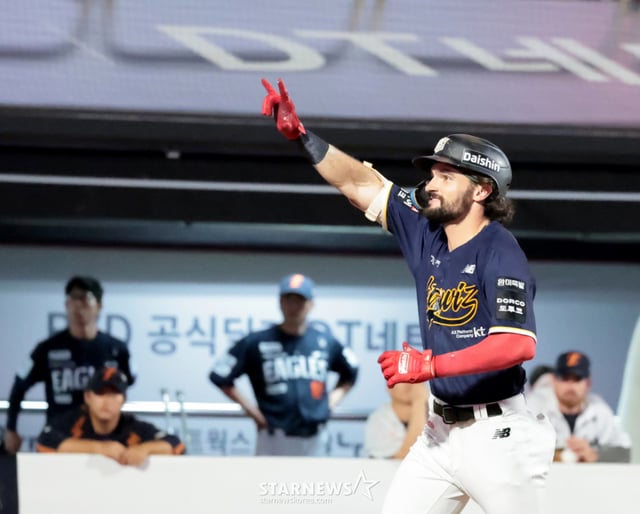 KT's fourth batter, Sam Hilliard, crosses home plate after hitting a two-run home run in the bottom of the sixth inning with two outs and a runner on first during the 2026 KBO League match between KT Wiz and Hanwha Eagles at Suwon KT Wiz Park on the 2nd. KT leads 8-0. August 2, 2026. /Photo=Senior reporter Kang Young-jo