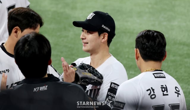 KT Sugimoto celebra tras finalizar la octava entrada con una triple jugada defensiva en el partido de la Liga KBO 2026 entre LG Twins y KT Wiz, celebrado el día 29 en SuwonKT Wiz Park. 2026.04.29. /foto=reportero sénior Kang Young-jo