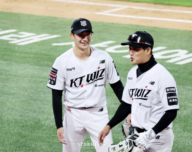 KT Sugimoto celebra tras finalizar la octava entrada con una triple jugada defensiva en el partido de la Liga KBO 2026 entre LG Twins y KT Wiz, celebrado el día 29 en SuwonKT Wiz Park. 2026.04.29. /Foto=reportero sénior Kang Young-jo
