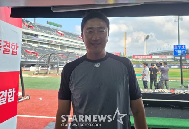 Je Chun-mo, entrenador de lanzadores de KT, accedió a una entrevista con la prensa antes del partido contra Hanwha el día 1 en Suwon. /Foto=reportero Kim Dong-yun