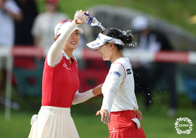 Lee Da-yeon (right) receives a celebratory water shower after winning. /Photo=KLPGA
