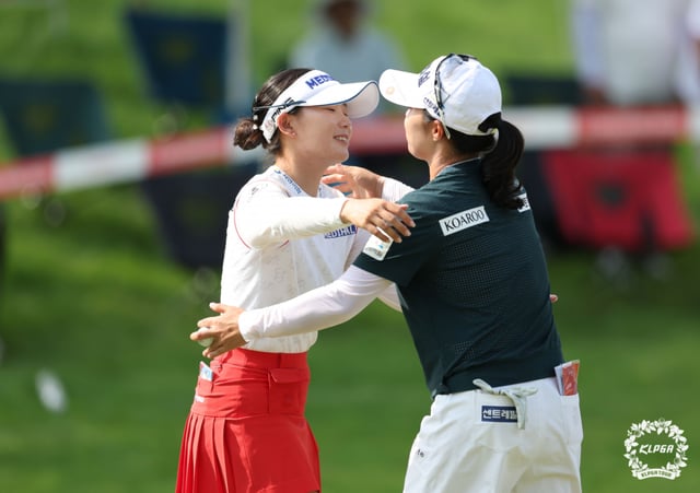 Lee Da-yeon (left) embraces Kim Soo-ji after finishing the 18th hole. /Photo=KLPGA